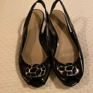 ELLEN TRACY BLACK PATENT LEATHER OPEN TOE FLATS SIZE 8.5.